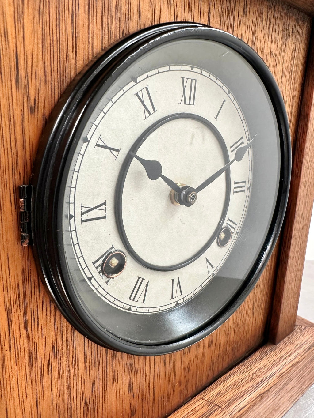 Vintage Oak Wood Grain Battery Mantel Clock | Adelaide Clocks