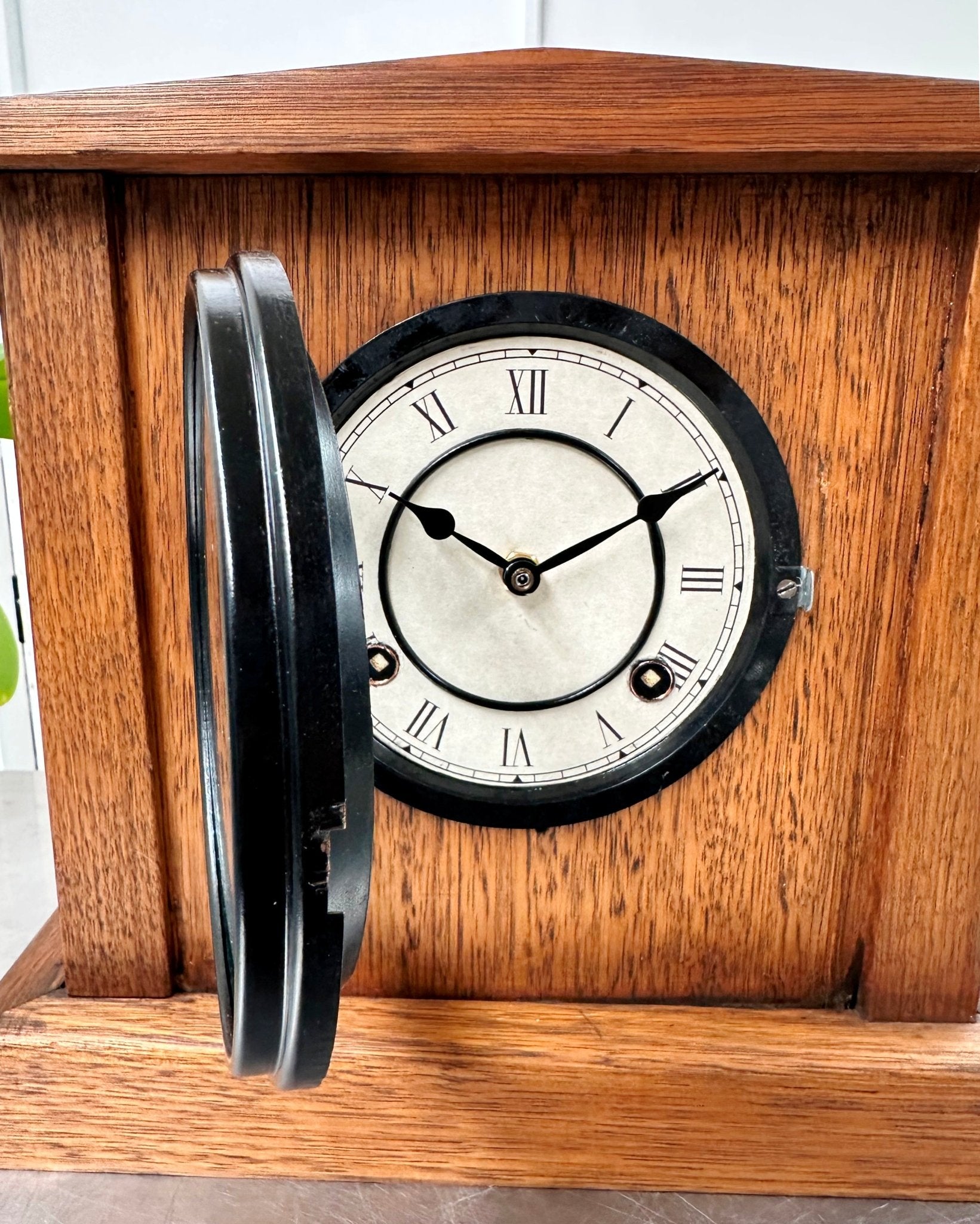 Vintage Oak Wood Grain Battery Mantel Clock | Adelaide Clocks