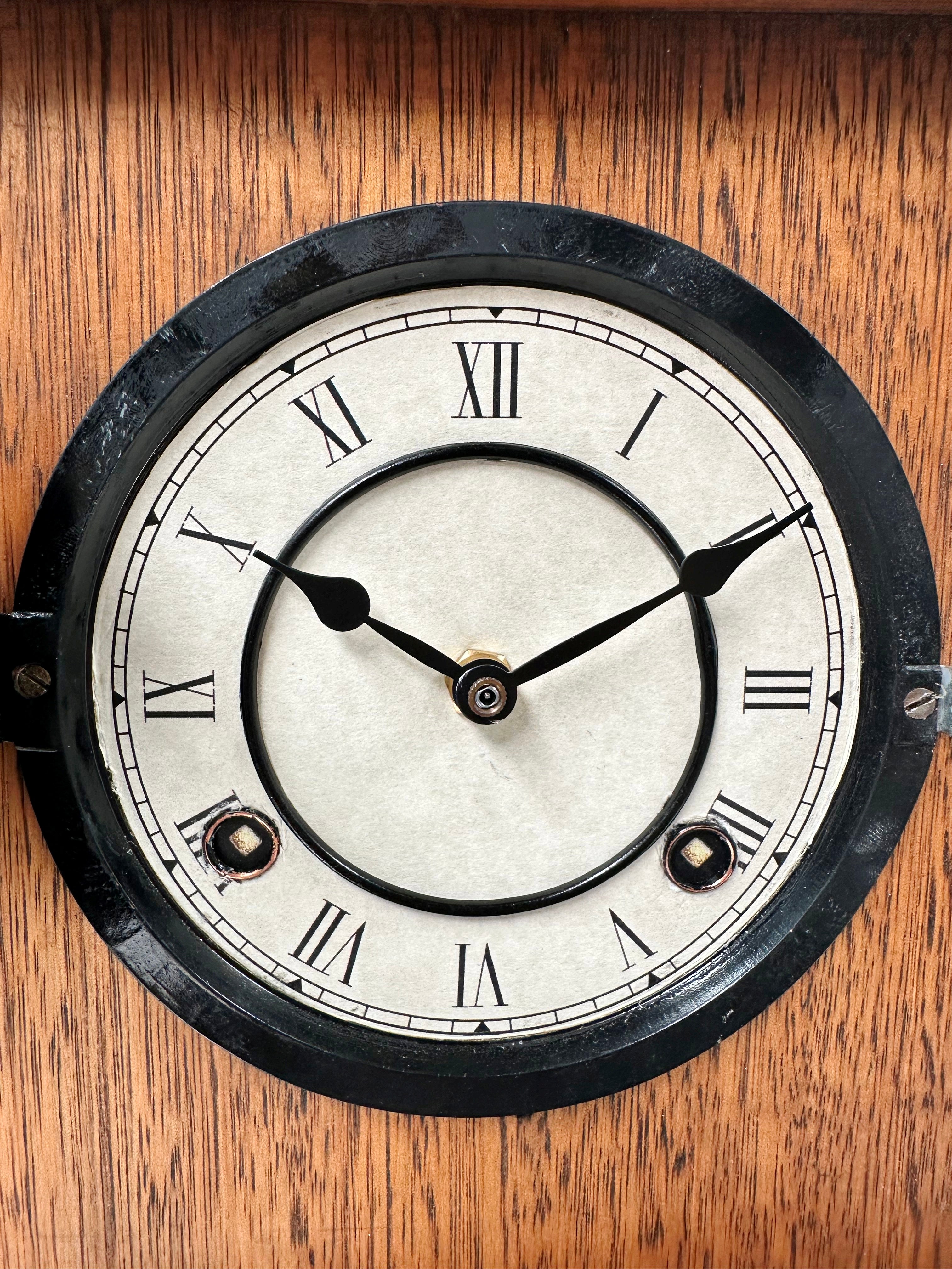 Vintage Oak Wood Grain Battery Mantel Clock | Adelaide Clocks