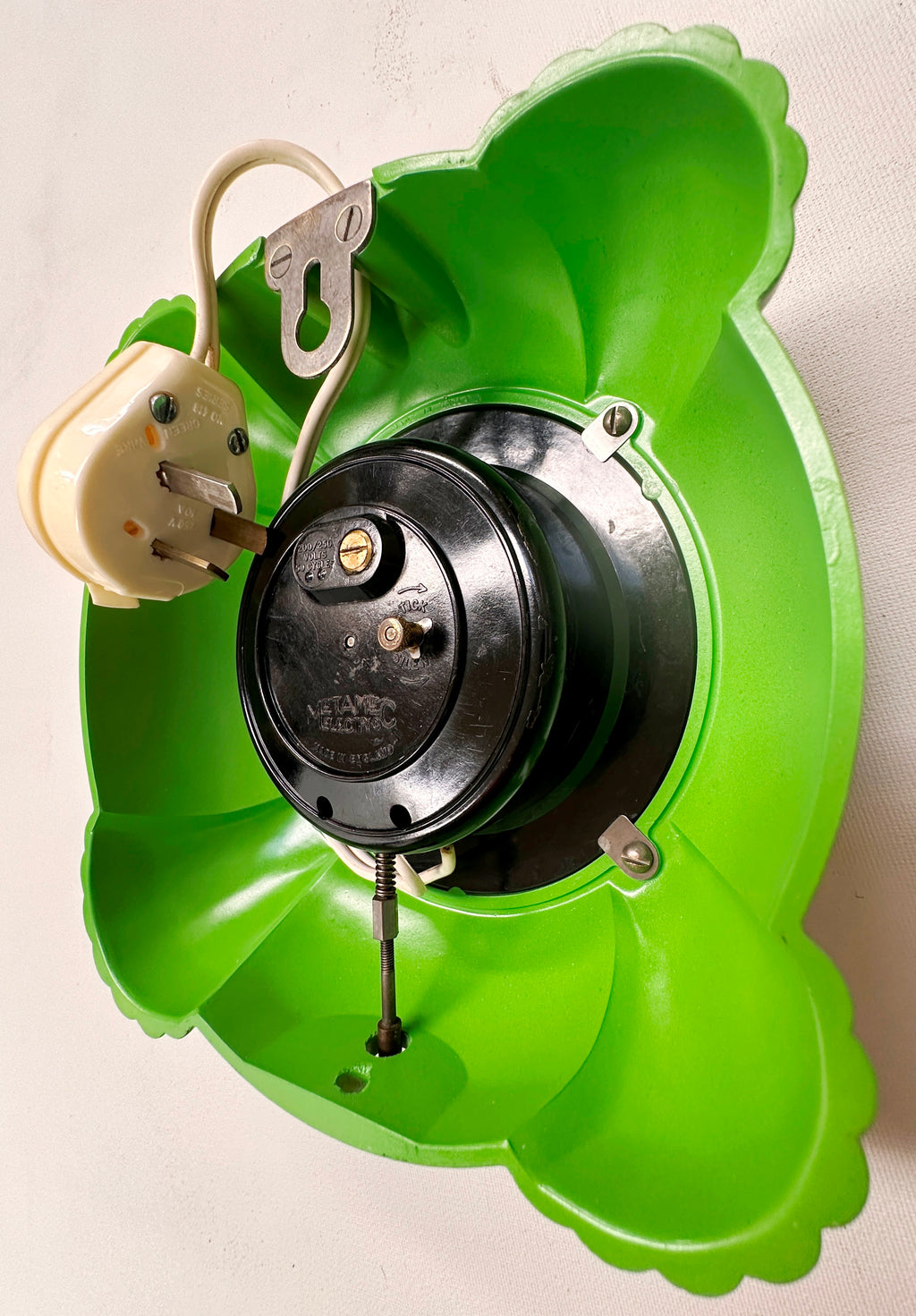 Electric Metamec GREEN Clamshell Bakelite Kitchen Wall Clock | Adelaide Clocks