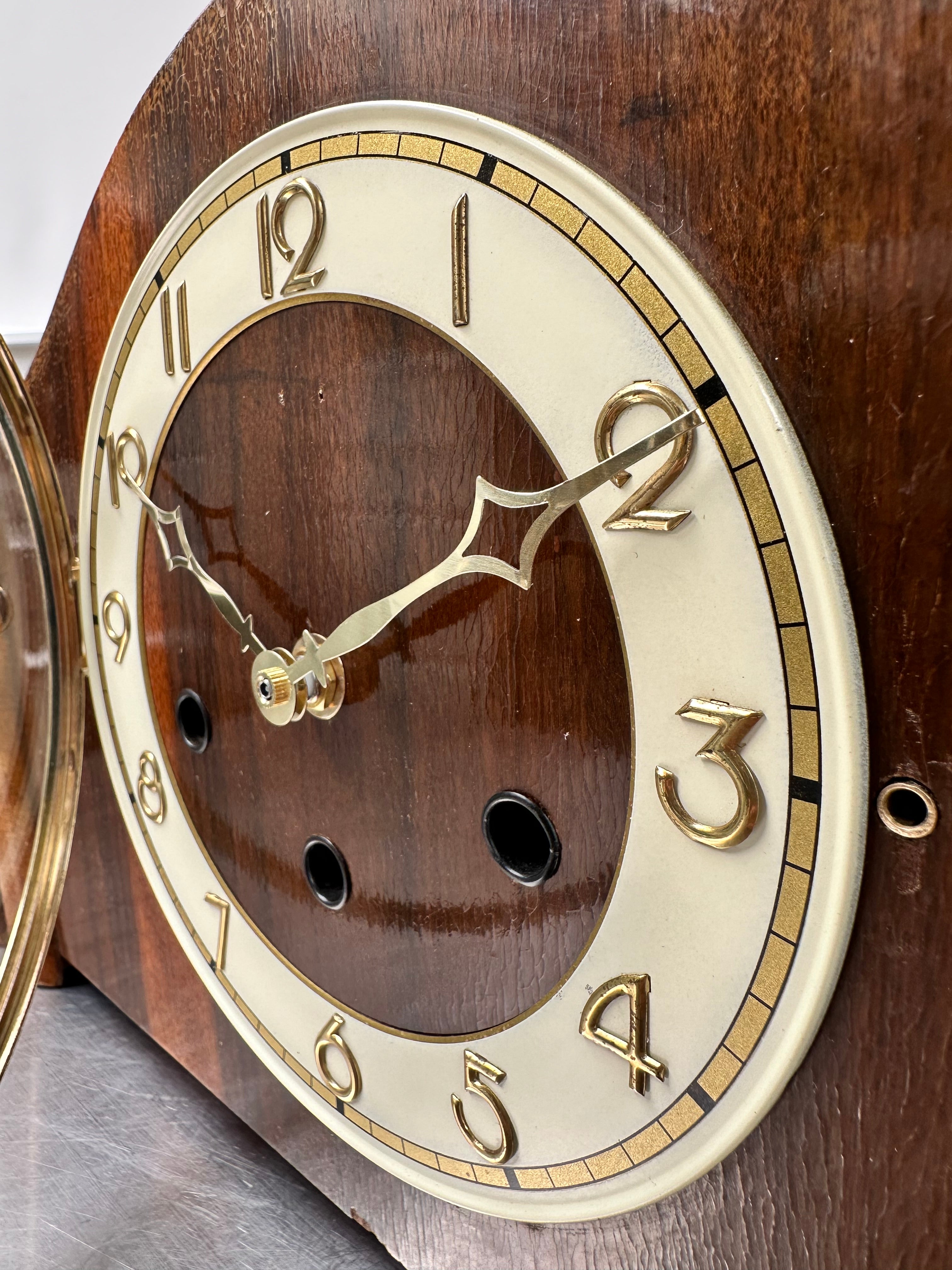 Vintage Battery Mantel Clock | Adelaide Clocks