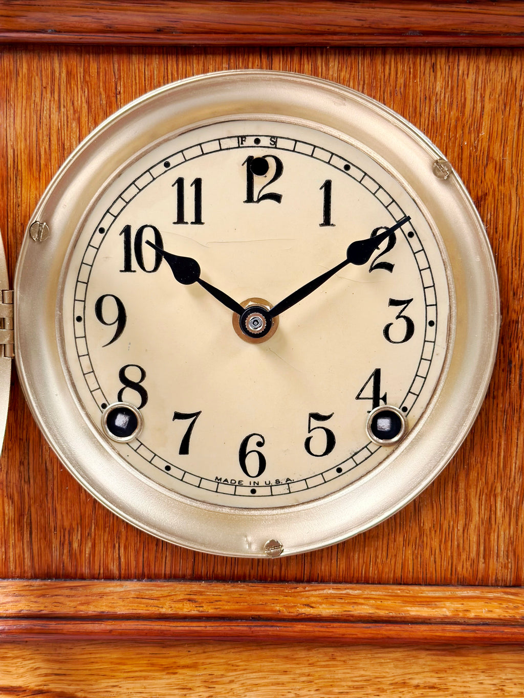 Antique Oak Wood Grain Battery Mantel Clock | Adelaide Clocks