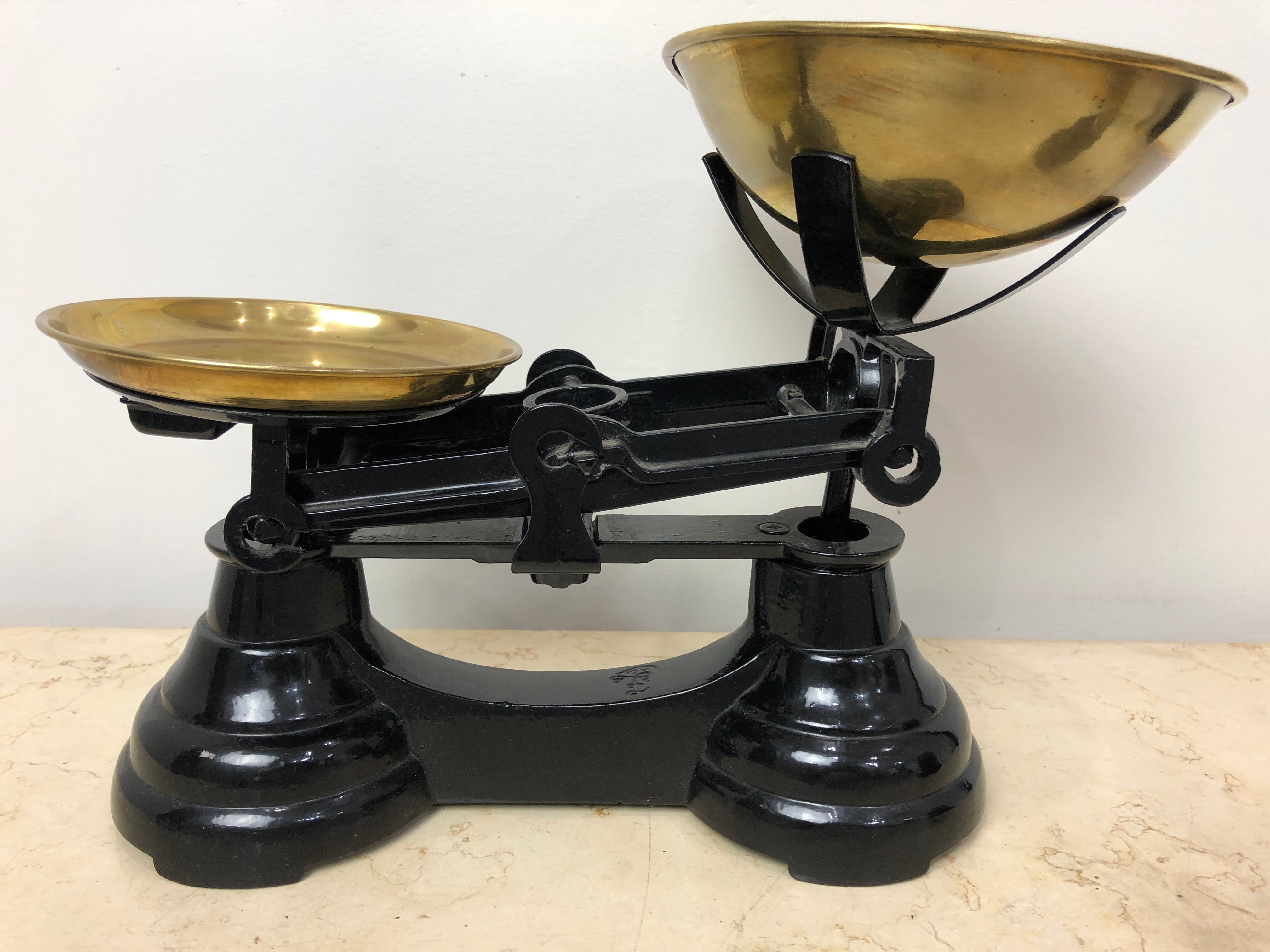 Vintage Cast Iron LIBRASCO Kitchen Scale | eXibit collection