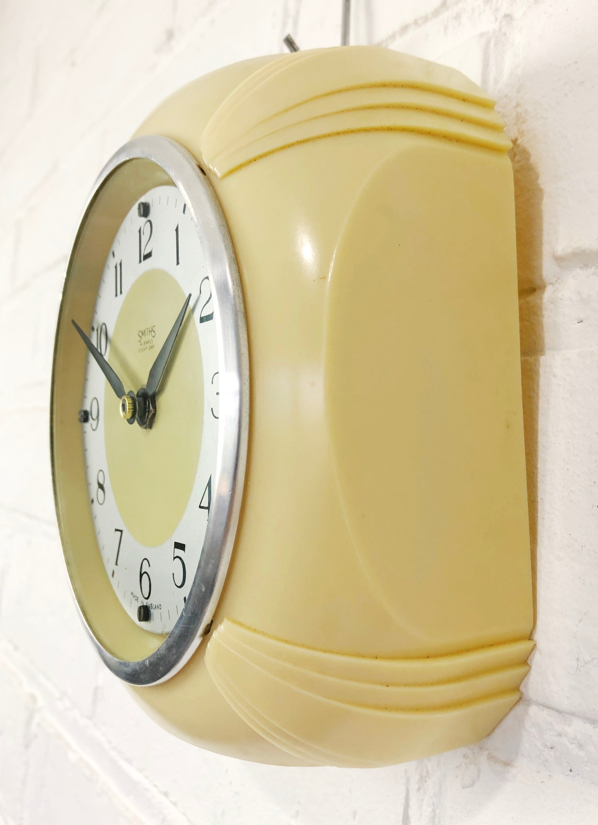 Vintage SMITHS Bakelite Battery Wall Clock | eXibit collection