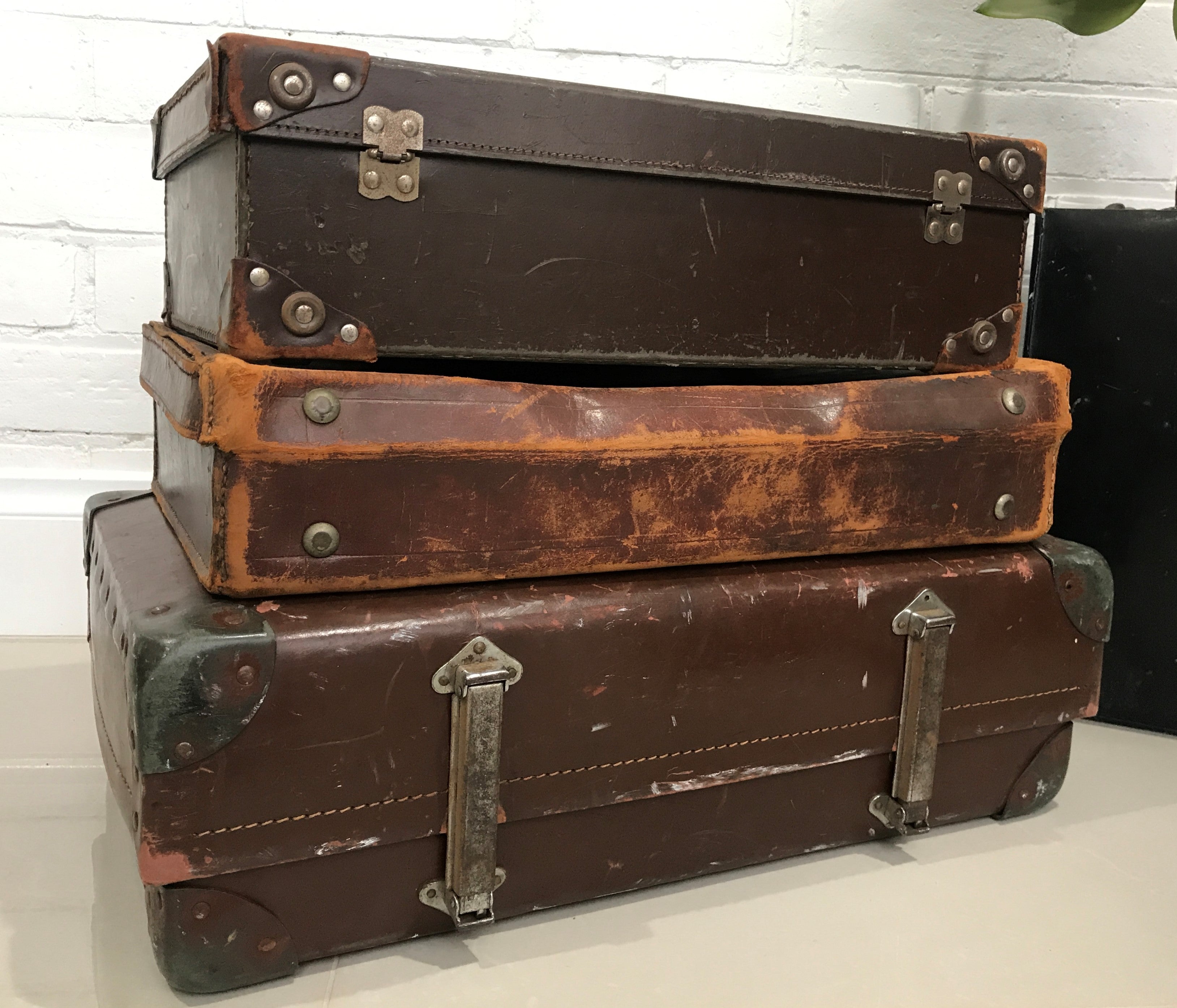 Vintage Travel Suitcase | eXibit collection