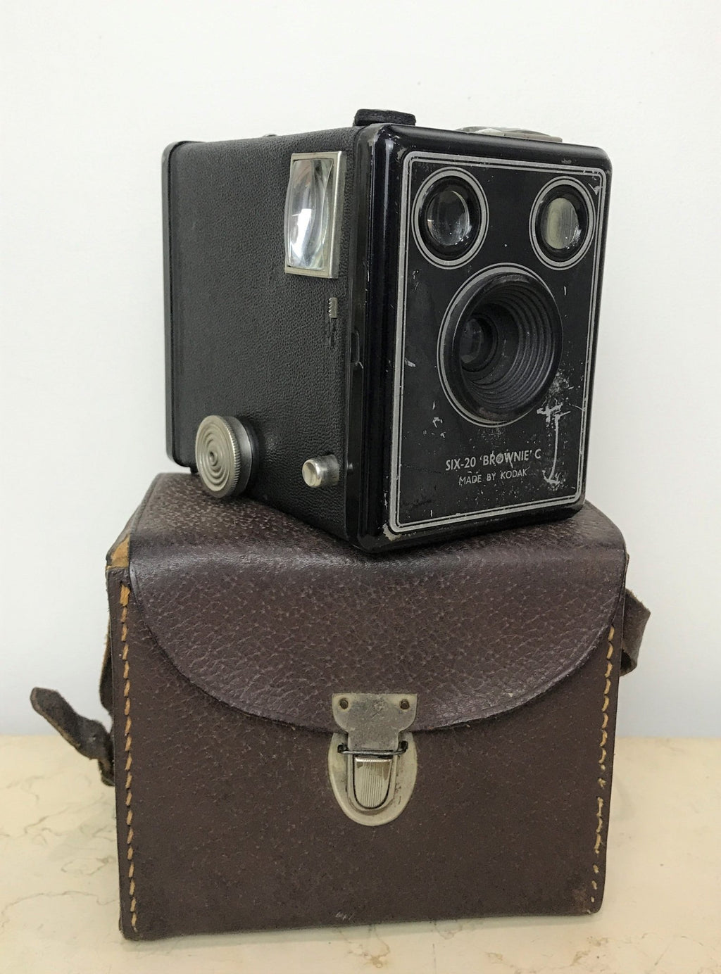 Vintage Kodak SIX-20 Brownie Camera | eXibit collection
