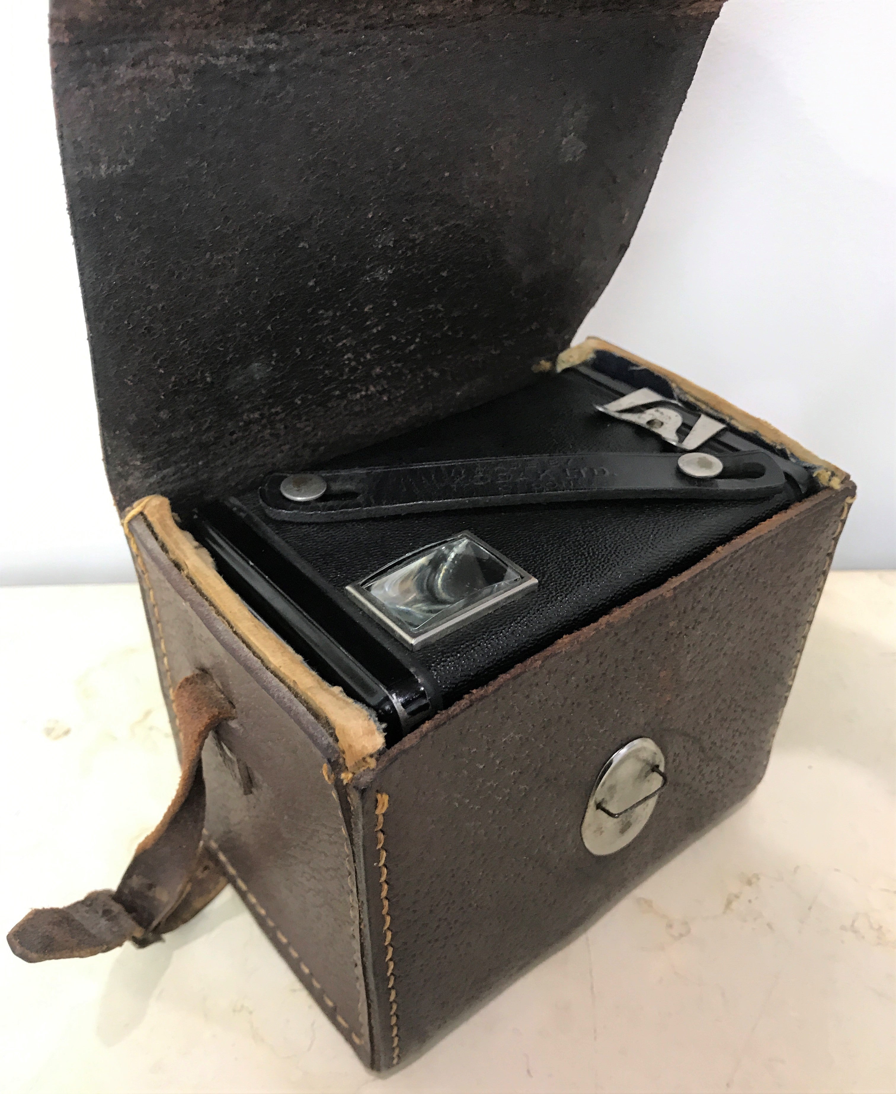 Vintage Kodak SIX-20 Brownie Camera | eXibit collection