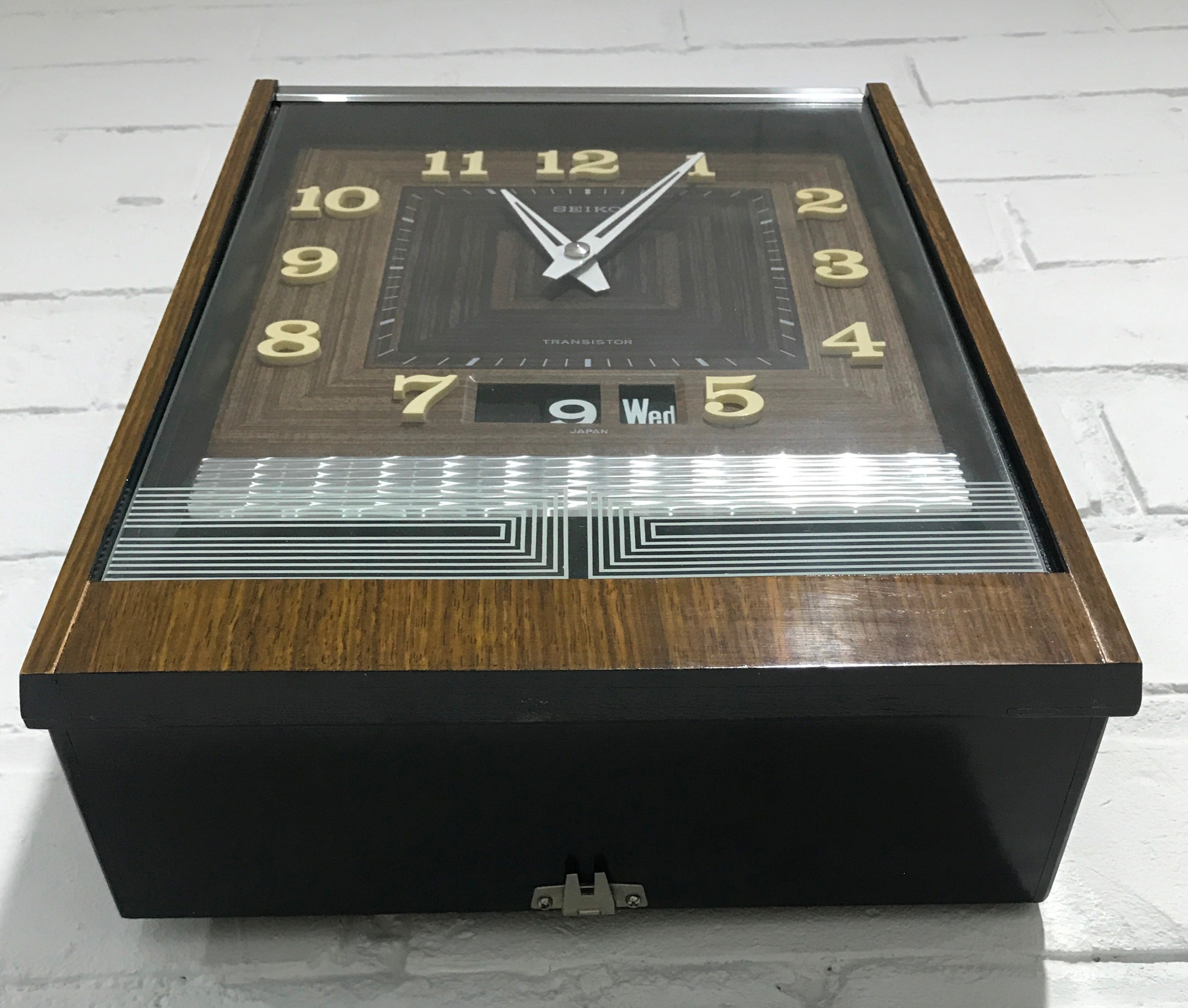 Vintage Time Date Transistor Battery Wall Clock | eXibit collection