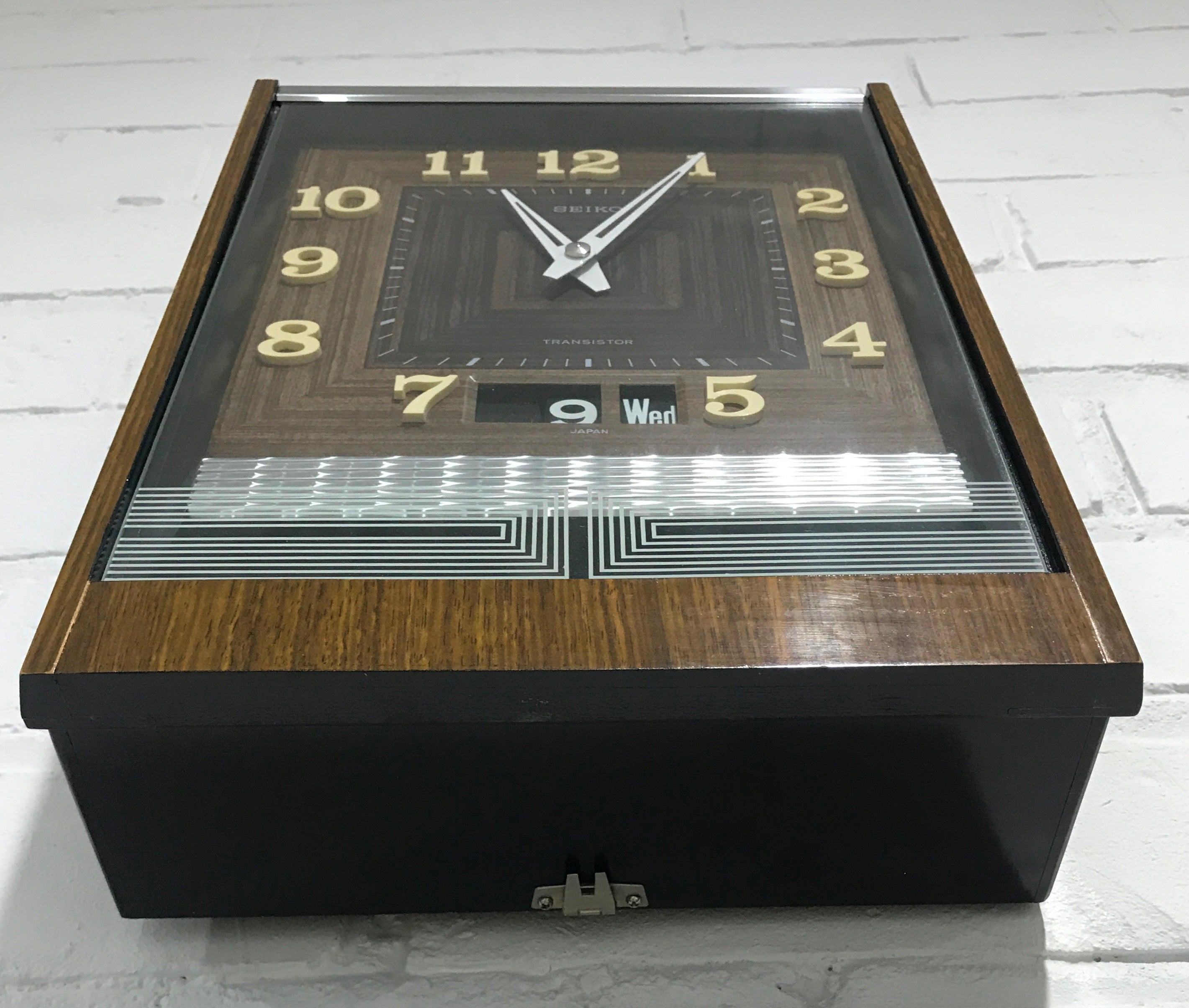 Vintage Time Date Transistor Battery Wall Clock | eXibit collection