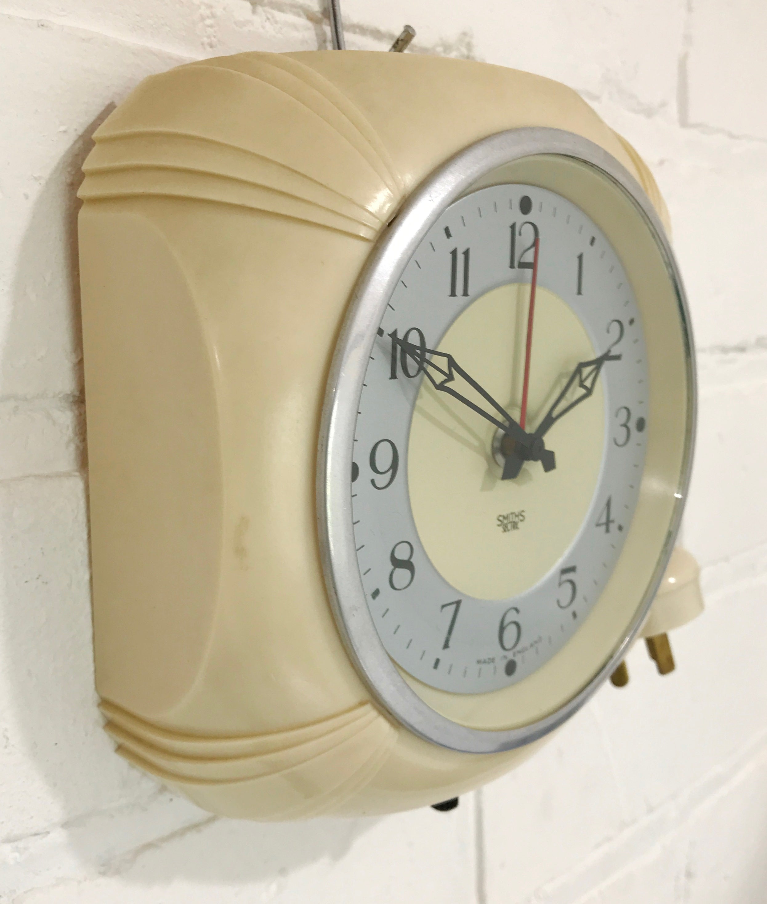 Vintage SMITHS Bakelite Electric Wall Clock | eXibit collection