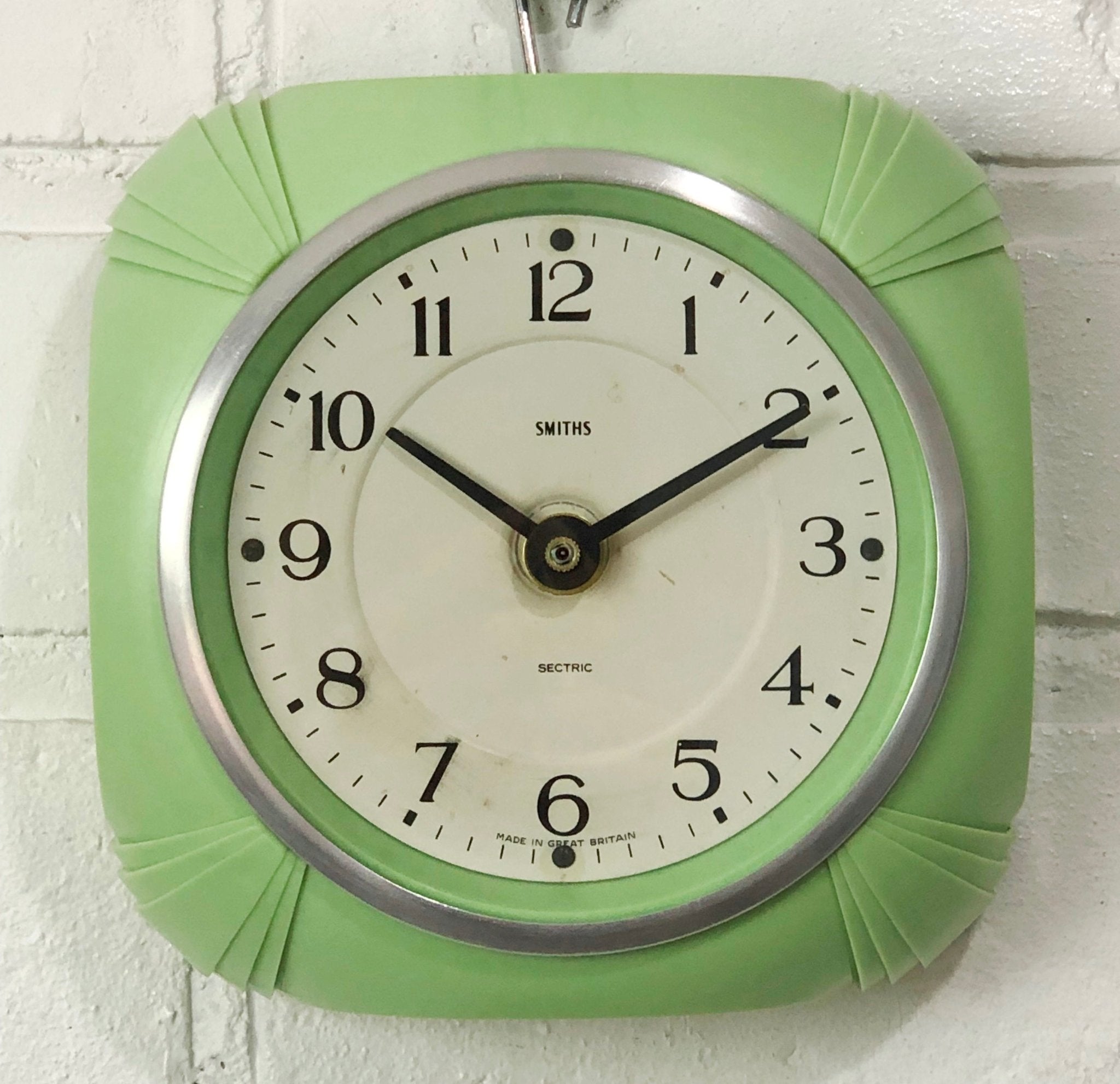 Vintage SMITHS Sectric Bakelite Battery Wall Clock | eXibit collection