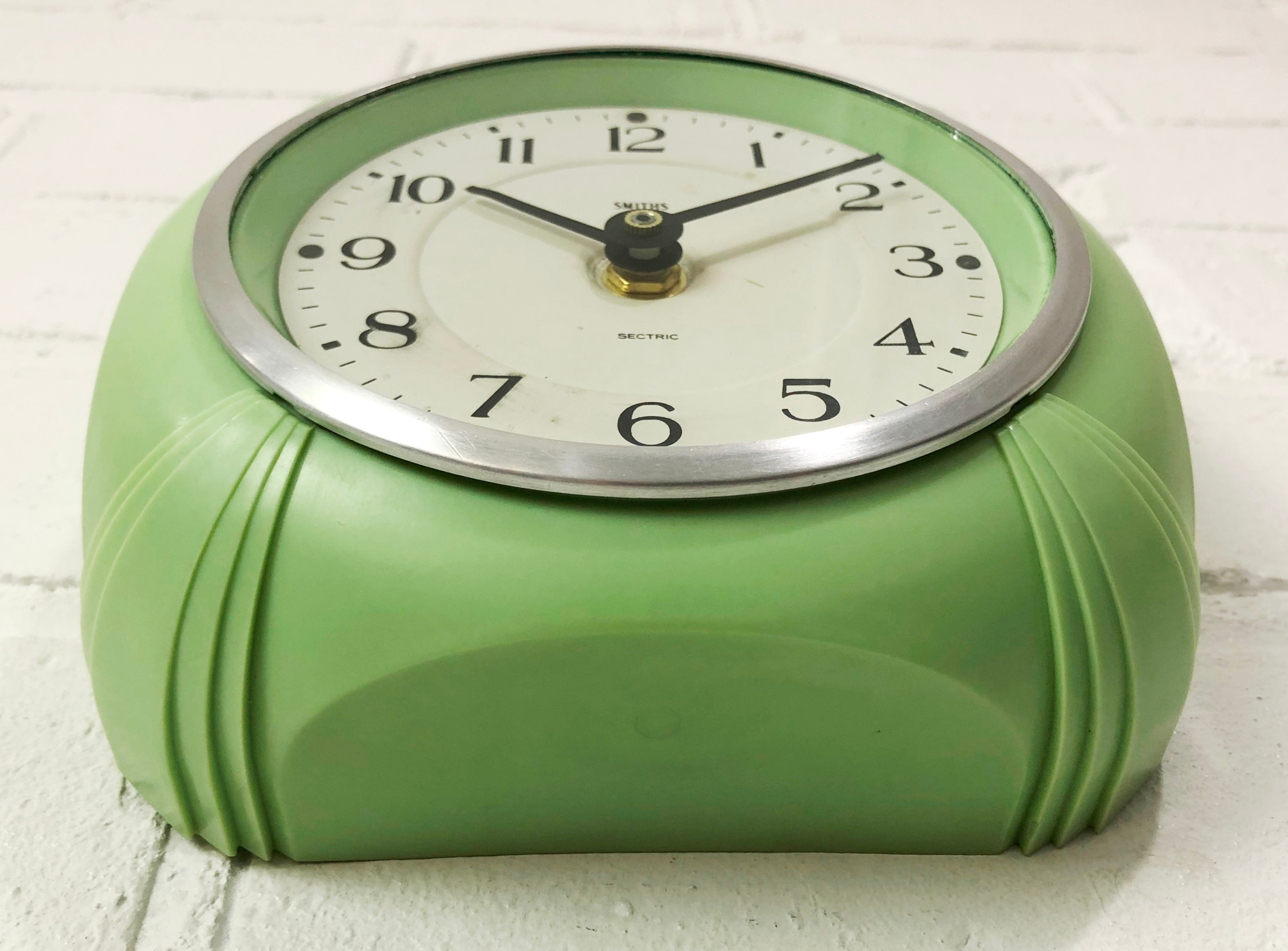 Vintage SMITHS Sectric Bakelite Battery Wall Clock | eXibit collection