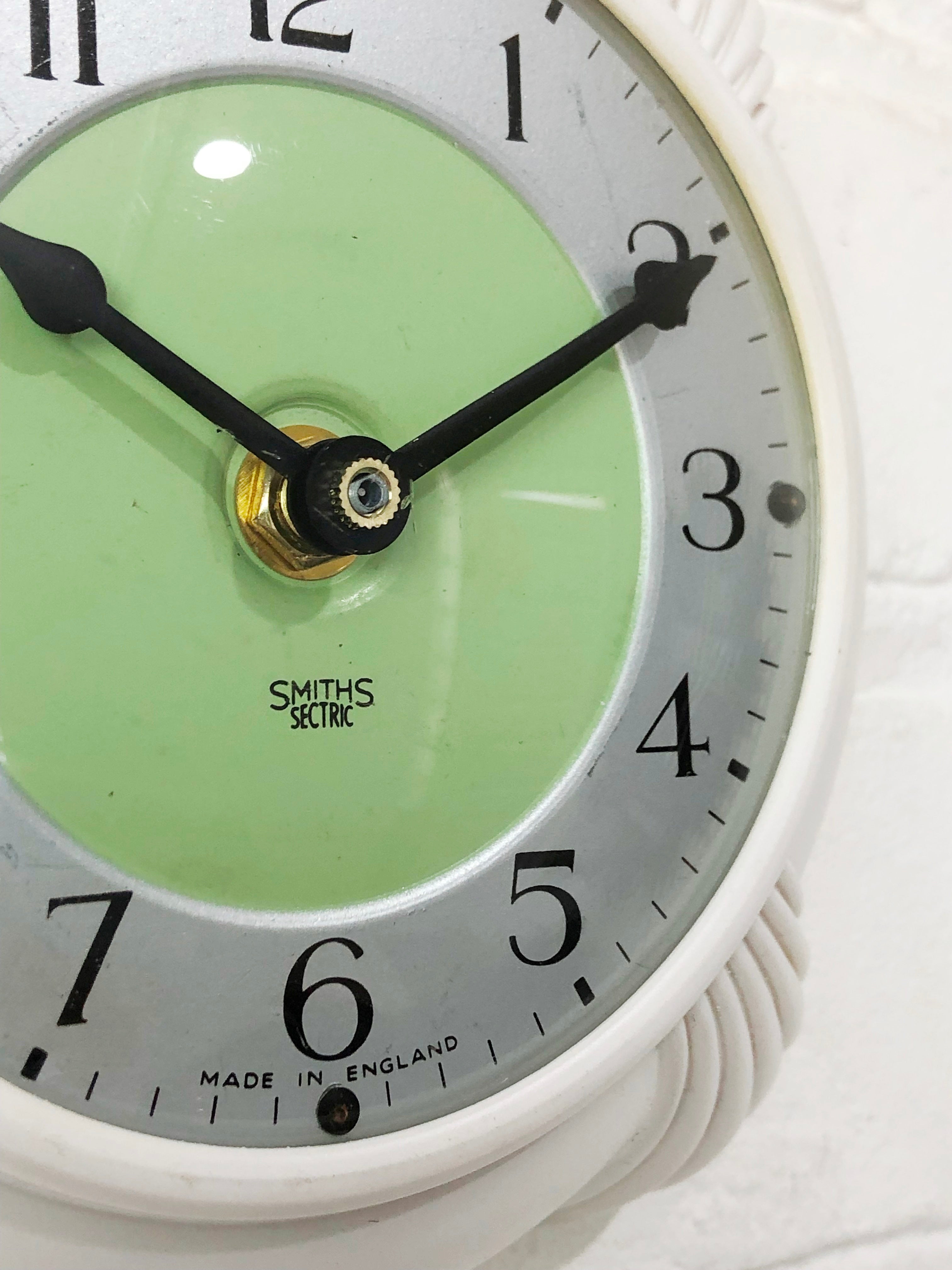 Original Smiths Sectric Clamshell Bakelite Kitchen Wall Clock | eXibit collection