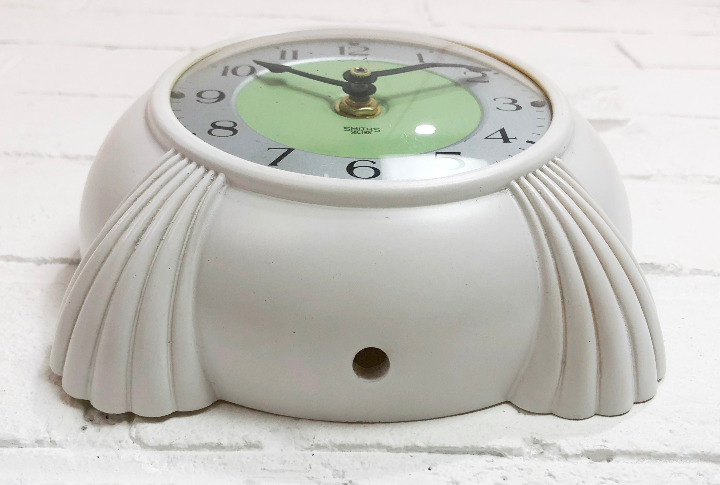 Original Smiths Sectric Clamshell Bakelite Kitchen Wall Clock | eXibit collection