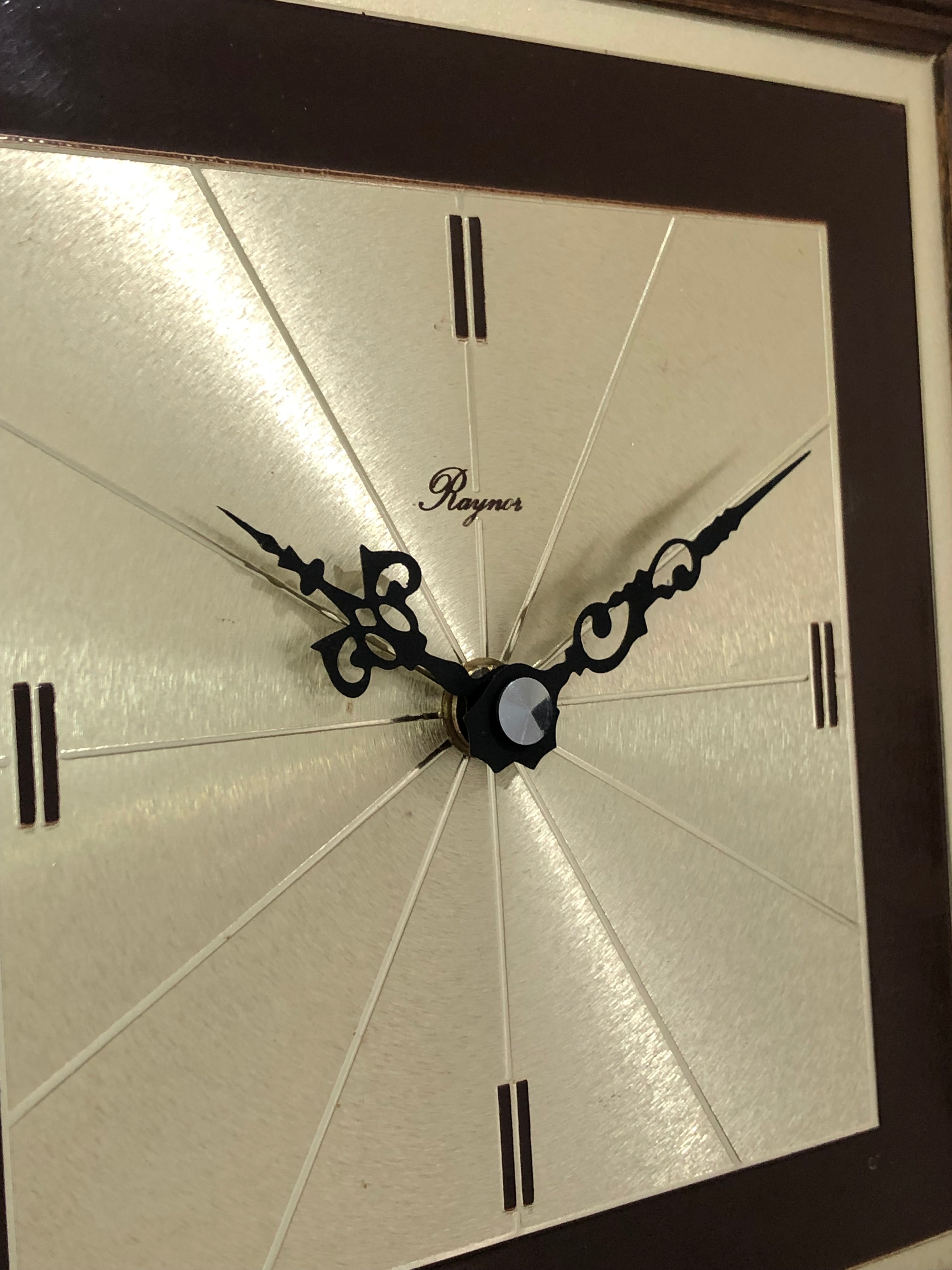 Vintage RAYNOR Battery Wall Clock  | eXibit collection