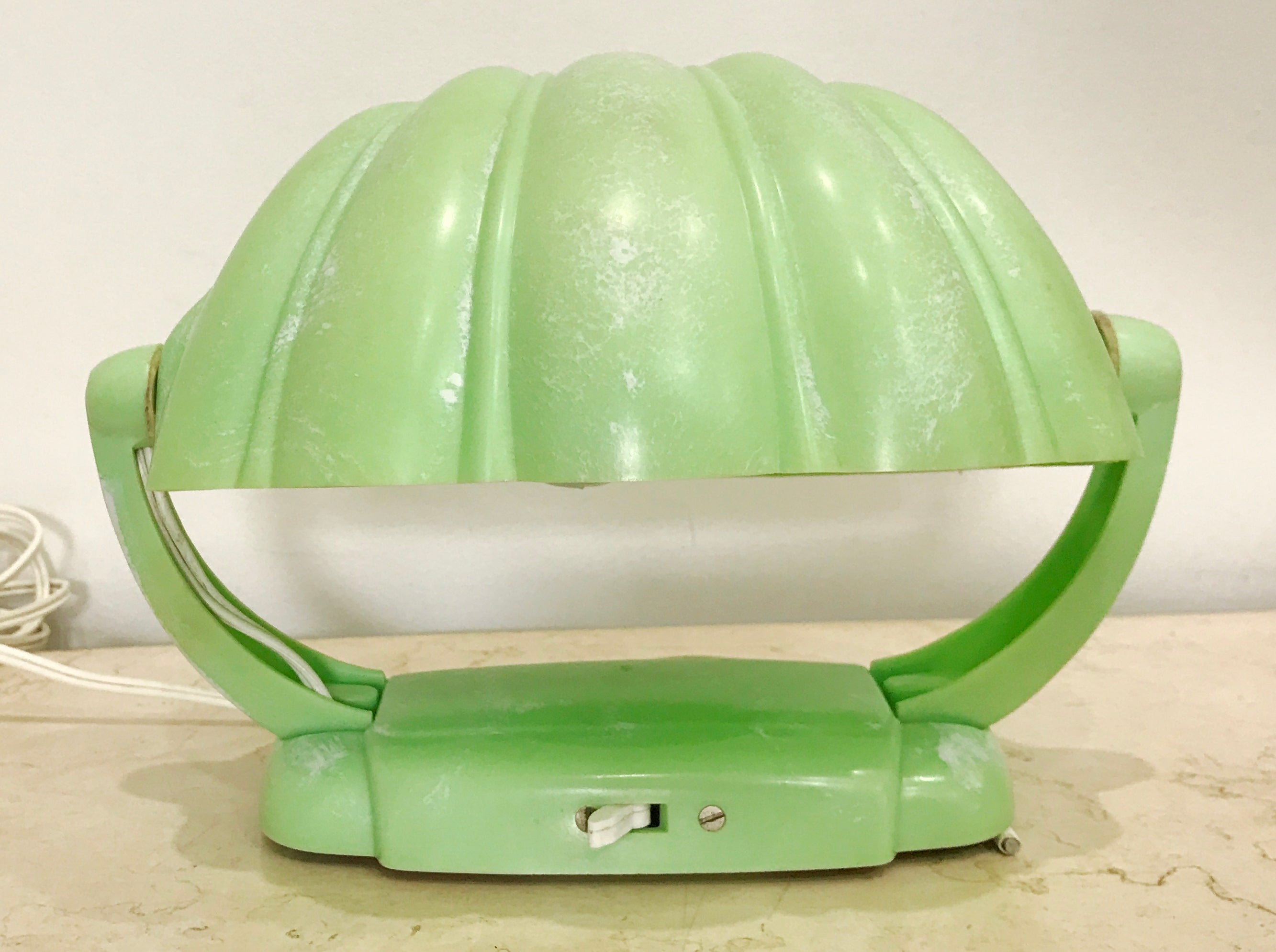 Vintage Clamshell Bakelite Table Lamp | eXibit collection