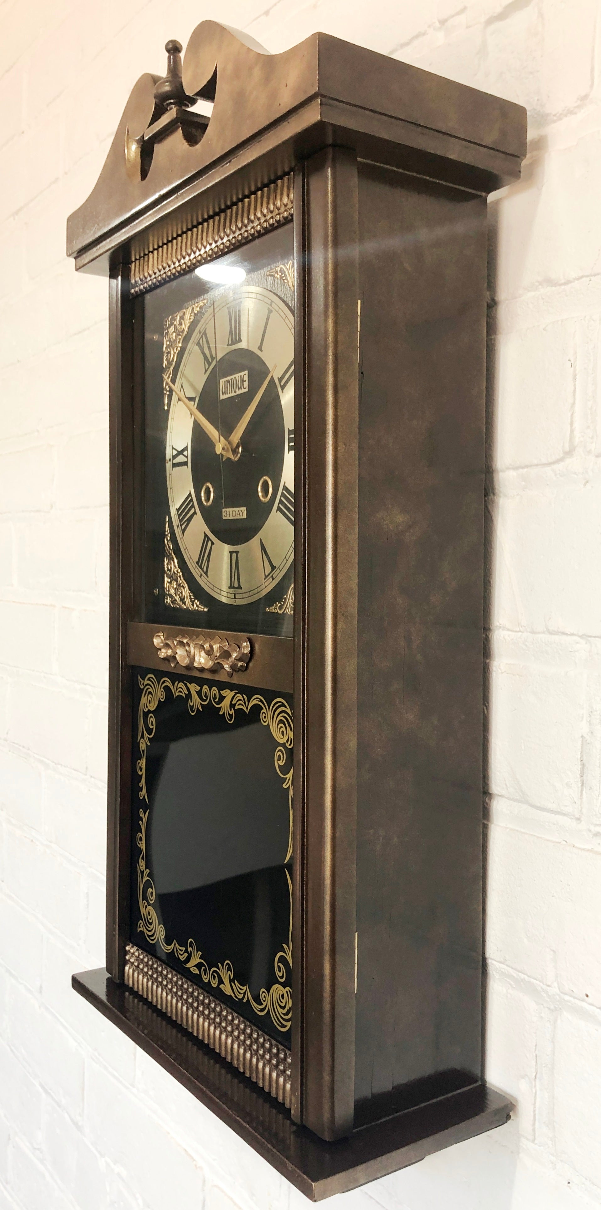 Vintage UNIQUE 31 Day Battery Wall Clock | eXibit collection