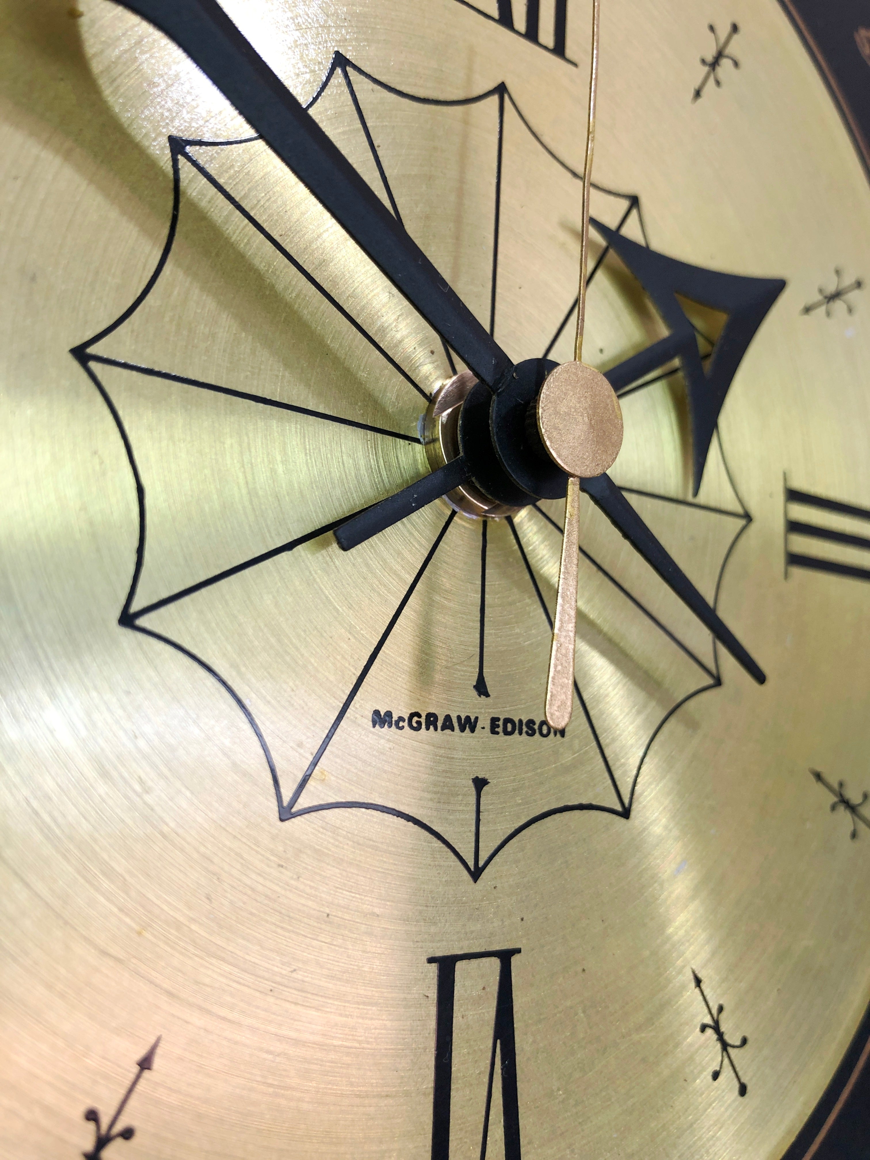 Vintage McGraw Edison Zodiac Battery Wall Clock | eXibit collection