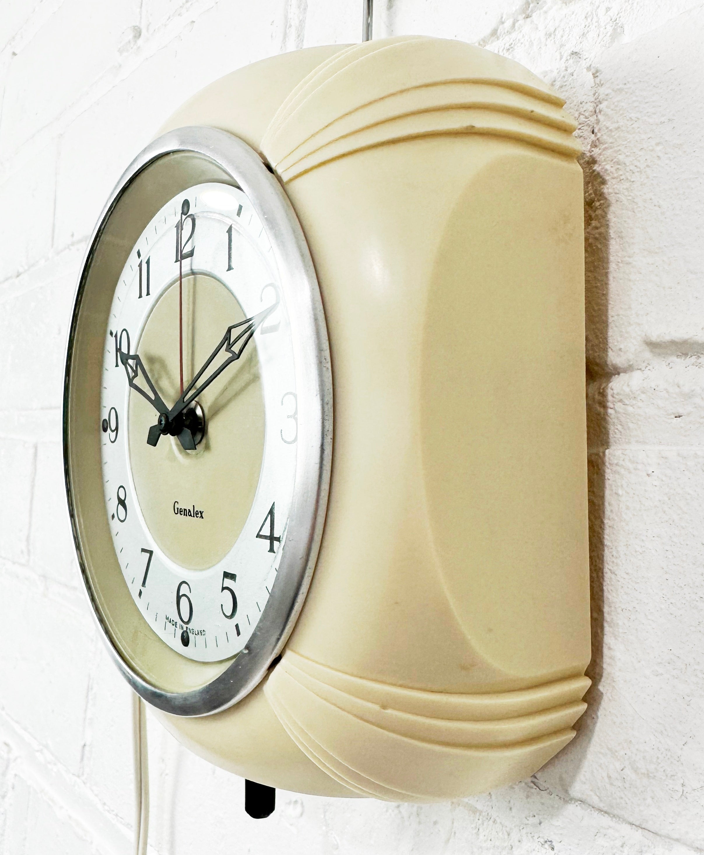   Vintage GENALEX Bakelite Electric Sweeping Wall Clock 