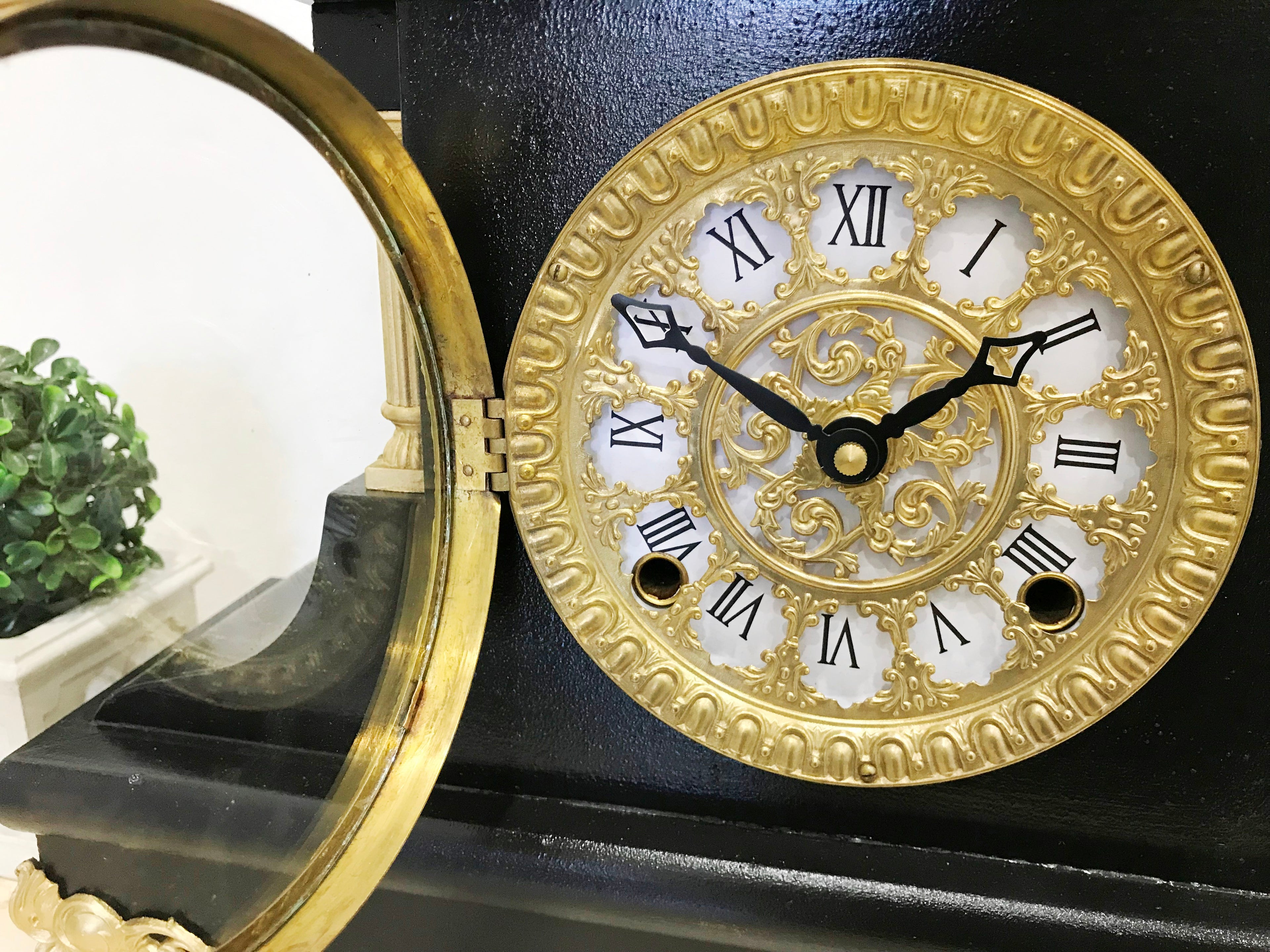 Antique Quartz Mantel Clock | eXibit collection